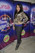 Richa Chadda with Fukrey stars on the sets of India_s dancing superstars in Filmcity, Mumbai on 29th May 2013 (32).JPG
